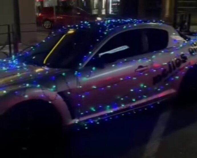 Οδηγός στις Σέρρες… στο πνεύμα των Χριστουγέννων στόλισε το αυτοκίνητό του με λαμπιόνια! (Video)