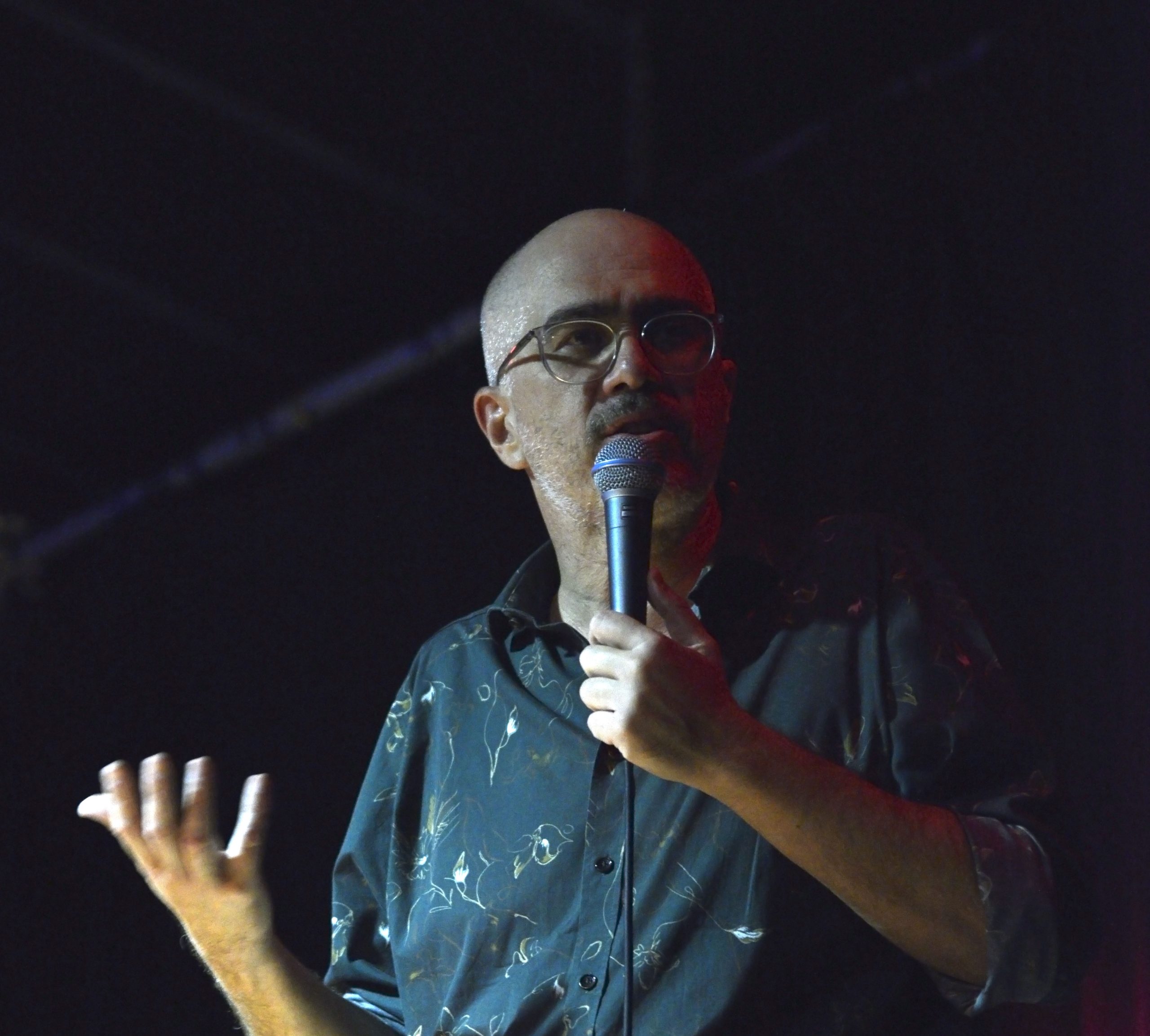 Βαγγέλη Χαρισόπουλε, γιατί φορούσες καπελάκι στη σκηνή όταν άρχισες το stand up comedy;