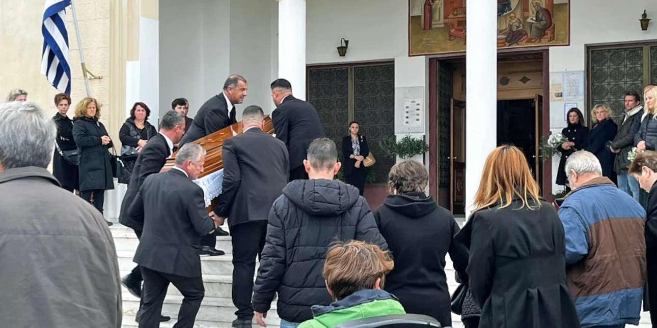 Οδύνη στην κηδεία της 43χρονης Δώρας στο Αγρίνιο -Τραγικές φιγούρες οι γονείς και τα αδέλφια της (ΦΩΤΟ)