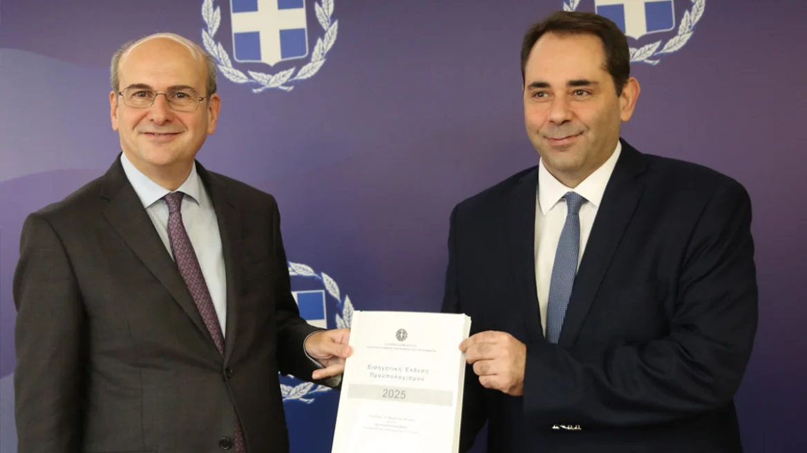 Προϋπολογισμός 2025: Τα βασικά μεγέθη και οι παροχές – Οι παρεμβάσεις για το δημογραφικό