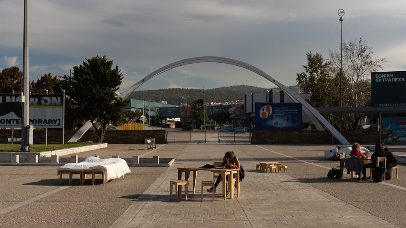 Ένα υπαίθριο νοικοκυριό στην καρδιά της Θεσσαλονίκης στέλνει μήνυμα για τον δημόσιο χώρο (ΦΩΤΟ)