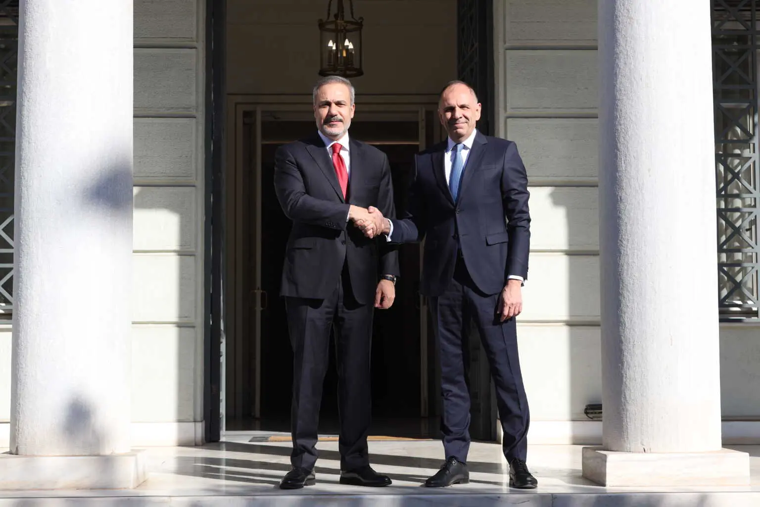 Στο ΥΠΕΞ ο Χακάν Φιντάν για τη συνάντηση με τον Γιώργο Γεραπετρίτη – Η θερμή χειραψία και η ατζέντα (Video)