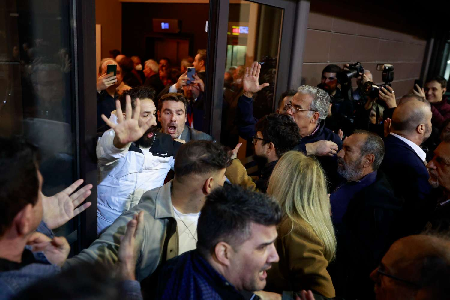 «Πολεμικό» κλίμα στο συνέδριο του ΣΥΡΙΖΑ: Εντάσεις και… σπρωξίματα, λιποθυμίες – Ξεκίνησε μετά από καθυστερήσεις, αποχώρησε ο Κασσελάκης (ΦΩΤΟ+Video)