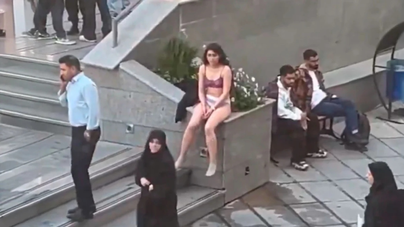 Παρίσι: Σε «κέντρο εξειδικευμένης φροντίδας» η φοιτήτρια που γδύθηκε δημοσίως ως ένδειξη διαμαρτυρίας, λέει πρεσβεία του Ιράν