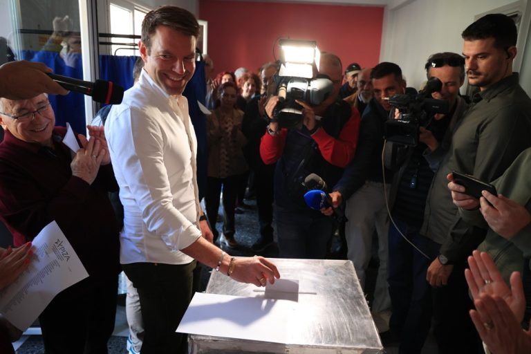 Το λάθος του Στέφανου Κασσελάκη στο εκλογικό κέντρο και η πρόβλεψη για… 95%! (Video)