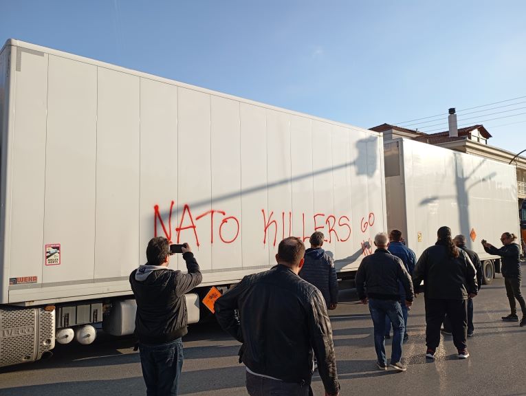Μπλόκο σε φορτηγά με πυρομαχικά και προορισμό την Ουκρανία έβαλαν μέλη του ΚΚΕ