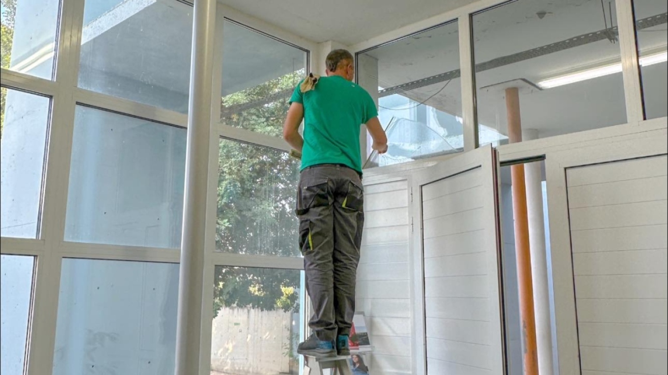 Κύπρος: Πατέρας καθάρισε τα τζάμια του σχολείου της κόρης του δωρεάν – «Το κάνω για το σχολείο» (ΦΩΤΟ)