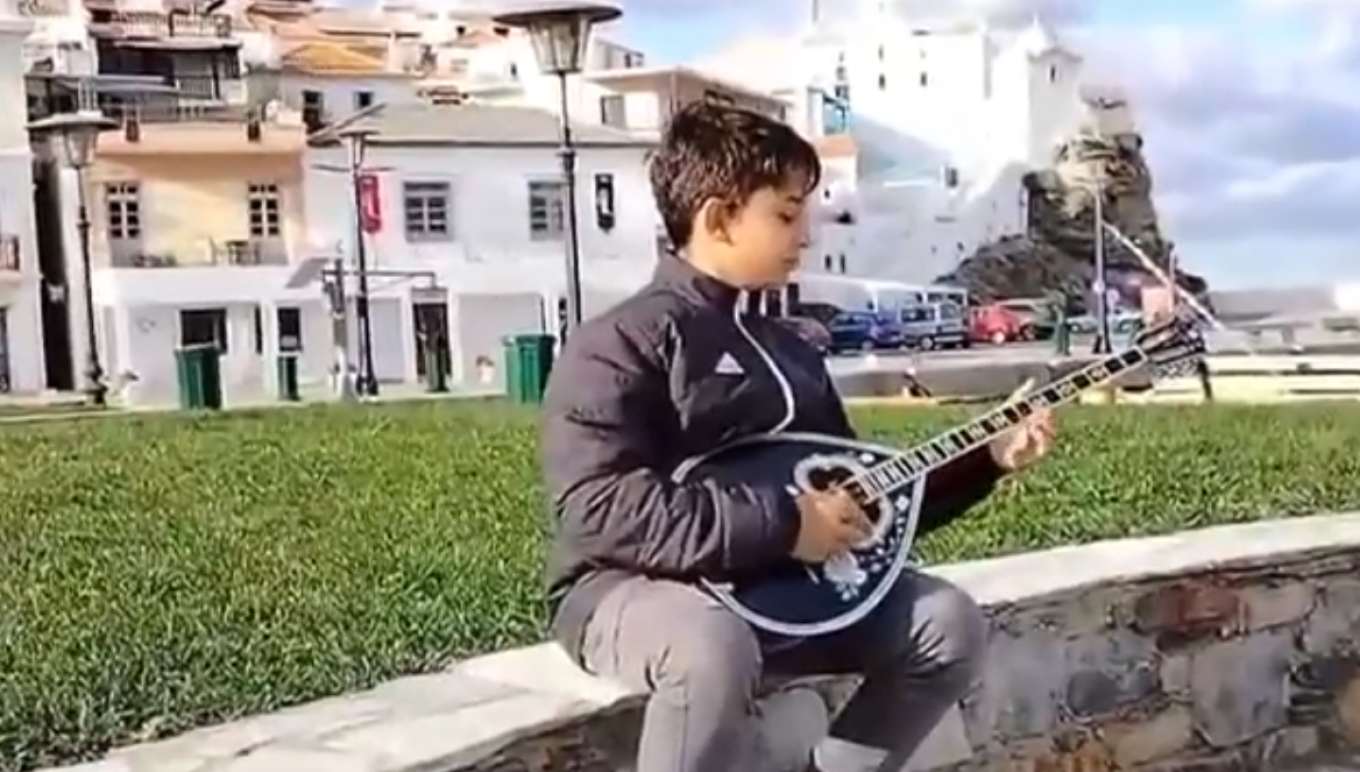 Μαθητής βρήκε πορτοφόλι με 1000 ευρώ και το παρέδωσε στην αστυνομία (Video)