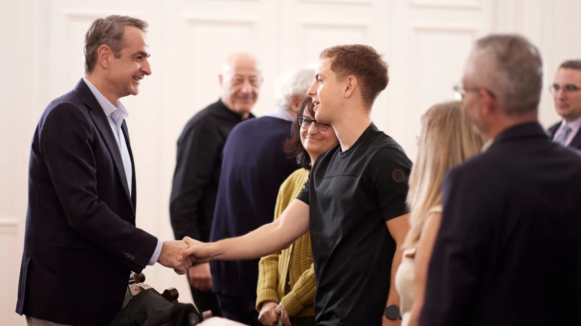 K. Μητσοτάκης: Συνάντηση με κατοίκους της πολυκατοικίας στους Αμπελοκήπους – Το Δημόσιο αναλαμβάνει την αποκατάσταση