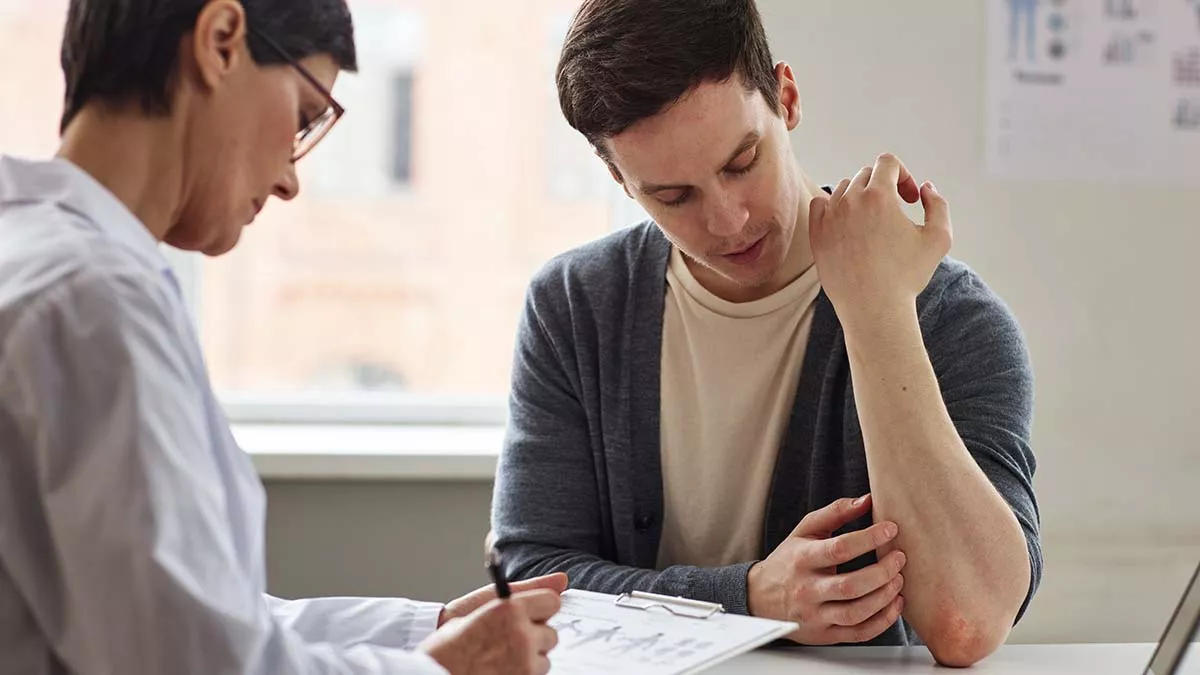 Ψωρίαση: Όλες οι διαθέσιμες θεραπείες που φροντίζουν το δέρμα – Ο ειδικός εξηγεί πότε χρησιμοποιούνται