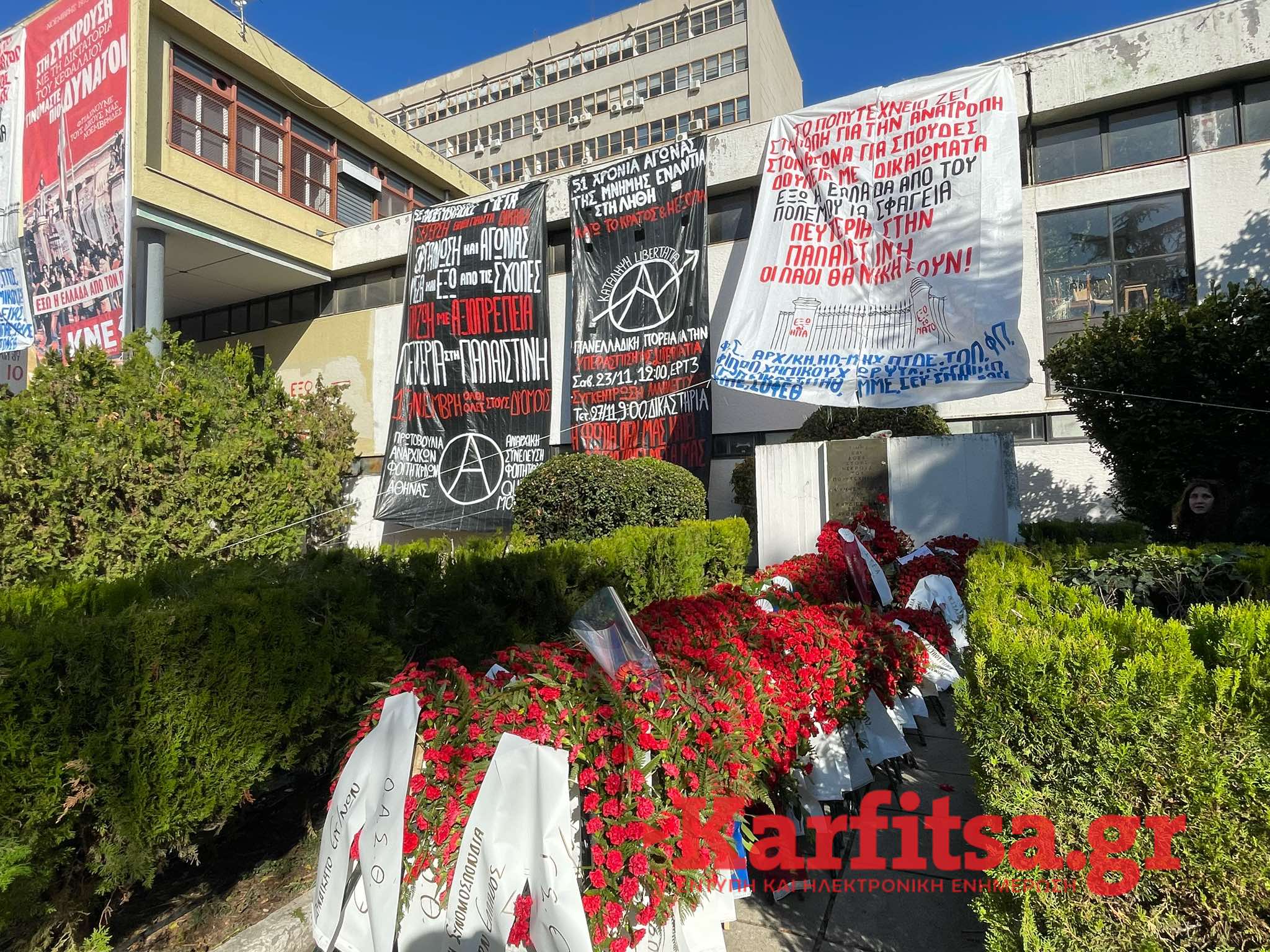 Θεσσαλονίκη: Δεκάδες στεφάνια στο μνημείο του Πολυτεχνείου (ΦΩΤΟ +Video)