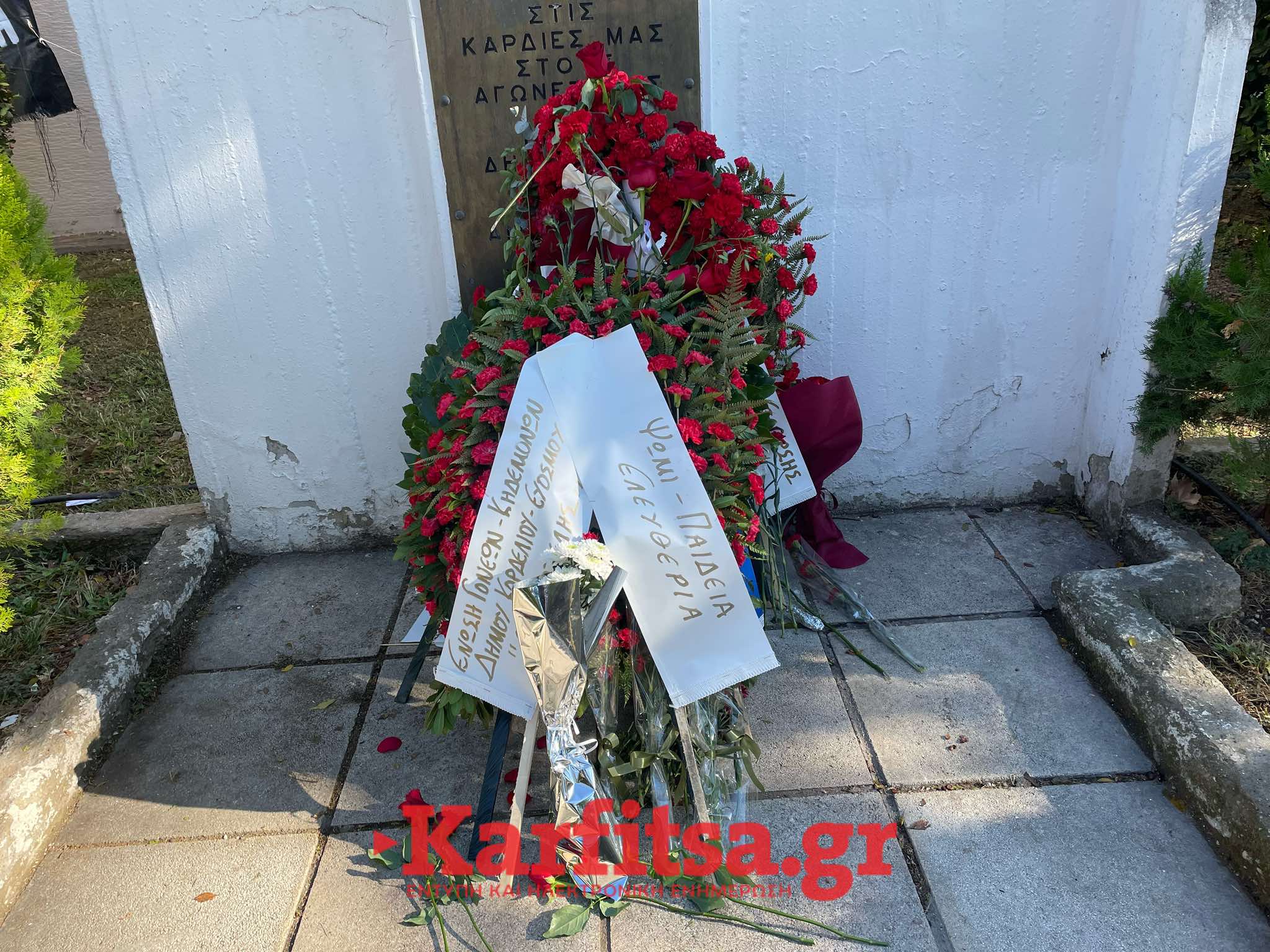 Θεσσαλονίκη: Κόκκινα γαρύφαλλα στο μνημείο για την Επέτειο του Πολυτεχνείου (ΦΩΤΟ)