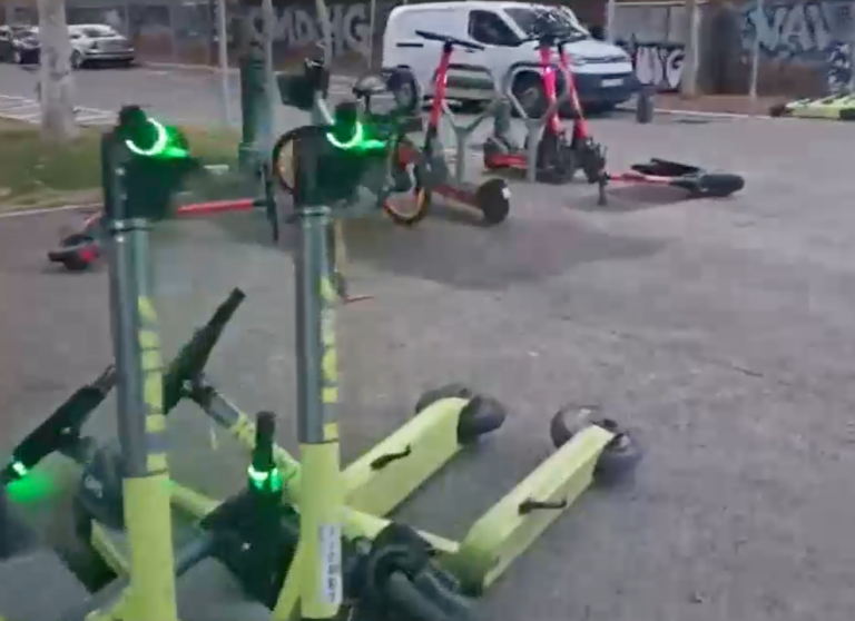 Θεσσαλονίκη: Στο έλεος τους τα ηλεκτρικά πατίνια – Πεταμένα και παρατημένα κατά μήκος της παραλίας (Video)