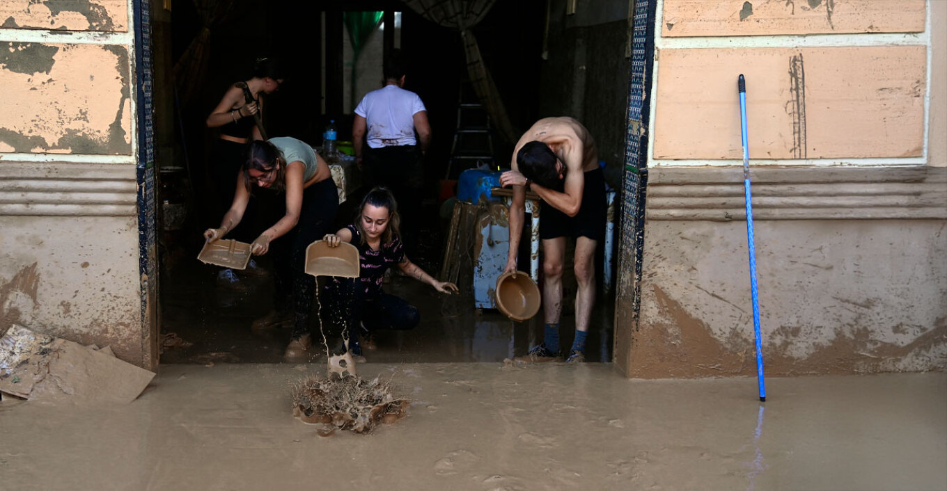 Πλημμύρες στη Βαλένθια: Απόγνωση και λεηλασίες ενώ συνεχίζεται η αναζήτηση αγνοουμένων κάτω από τη λάσπη (Video)