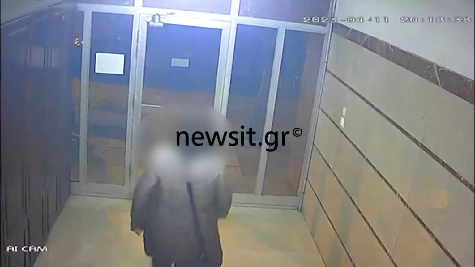 Θεσσαλονίκη: Βίντεο ντοκουμέντο με 53χρονη stalker που είχε γίνει η «σκιά» ραδιοφωνικής παραγωγού – Της έστελνε λουλούδια και κοσμήματα (ΦΩΤΟ+Video)