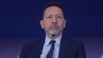 Στουρνάρας: Το τρίπτυχο σωτηρίας για την οικονομία και τα κρίσιμα μηνύματα προς Ε.Ε. και ΗΠΑ