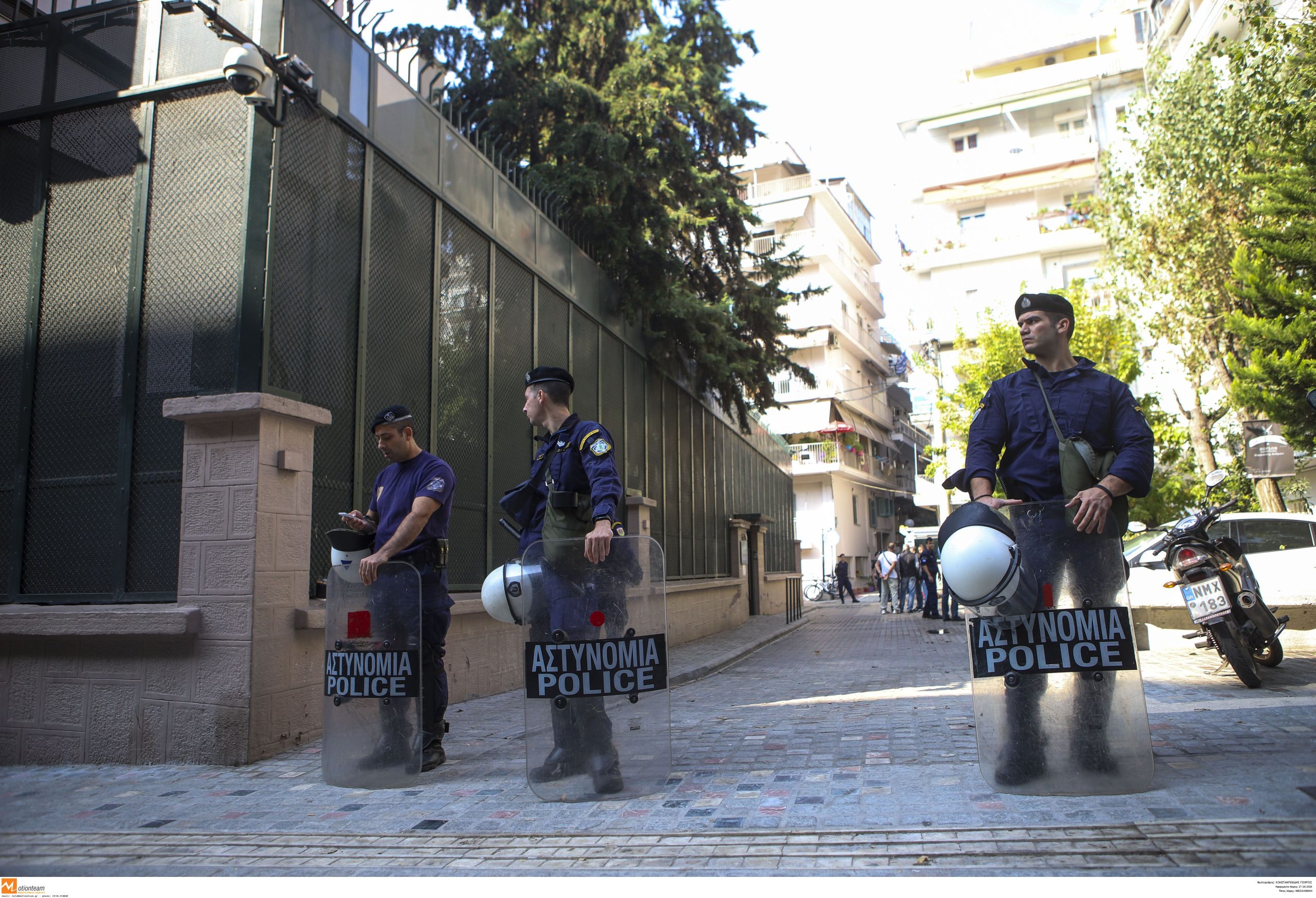 Θεσσαλονίκη: Διαμαρτυρία Κύπριων φοιτητών στο τουρκικό προξενείο ενάντια στην ανακήρυξη του ψευδοκράτους