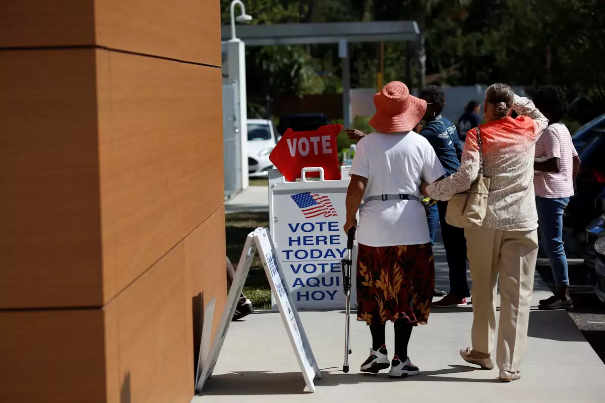 Αμερικανικές εκλογές: Ηλικιωμένη ψήφισε φορώντας από τη μέση και πάνω μόνο το σουτιέν της (ΦΩΤΟ)