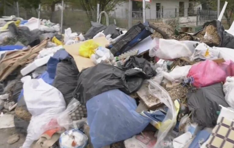 Χαλκιδική: «Βουνά» τα σκουπίδια – Διαμαρτύρονται οι κάτοικοι στη Βεργιά