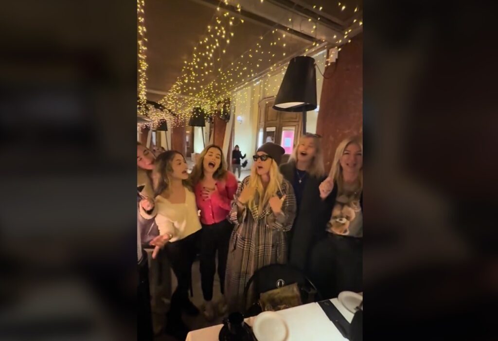 Θεσσαλονίκη: Βίσση και Καρβέλας τραγούδησαν στη πλατεία Αριστοτέλους με θαυμάστριες τους (Video)