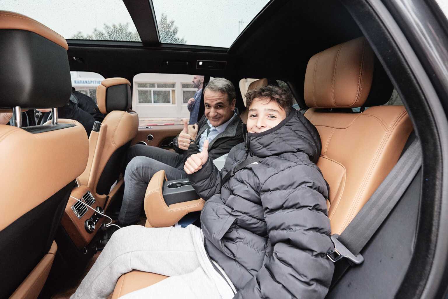 Πιτσιρικάς ζήτησε από τον Κυριάκο Μητσοτάκη να μπει στο πρωθυπουργικό αυτοκίνητο – Η βόλτα και οι selfies (ΦΩΤΟ)