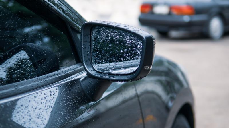 Το άγνωστο κόλπο μου κοστίζει μόλις 1 ευρώ – Πώς θα διώξεις τη βροχή από τους καθρέπτες σου