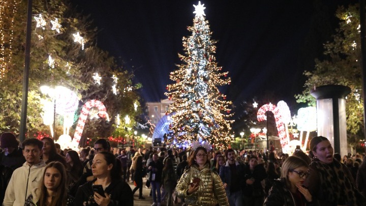 Πλατεία Συντάγματος: Φωταγωγήθηκε το Χριστουγεννιάτικο δέντρο