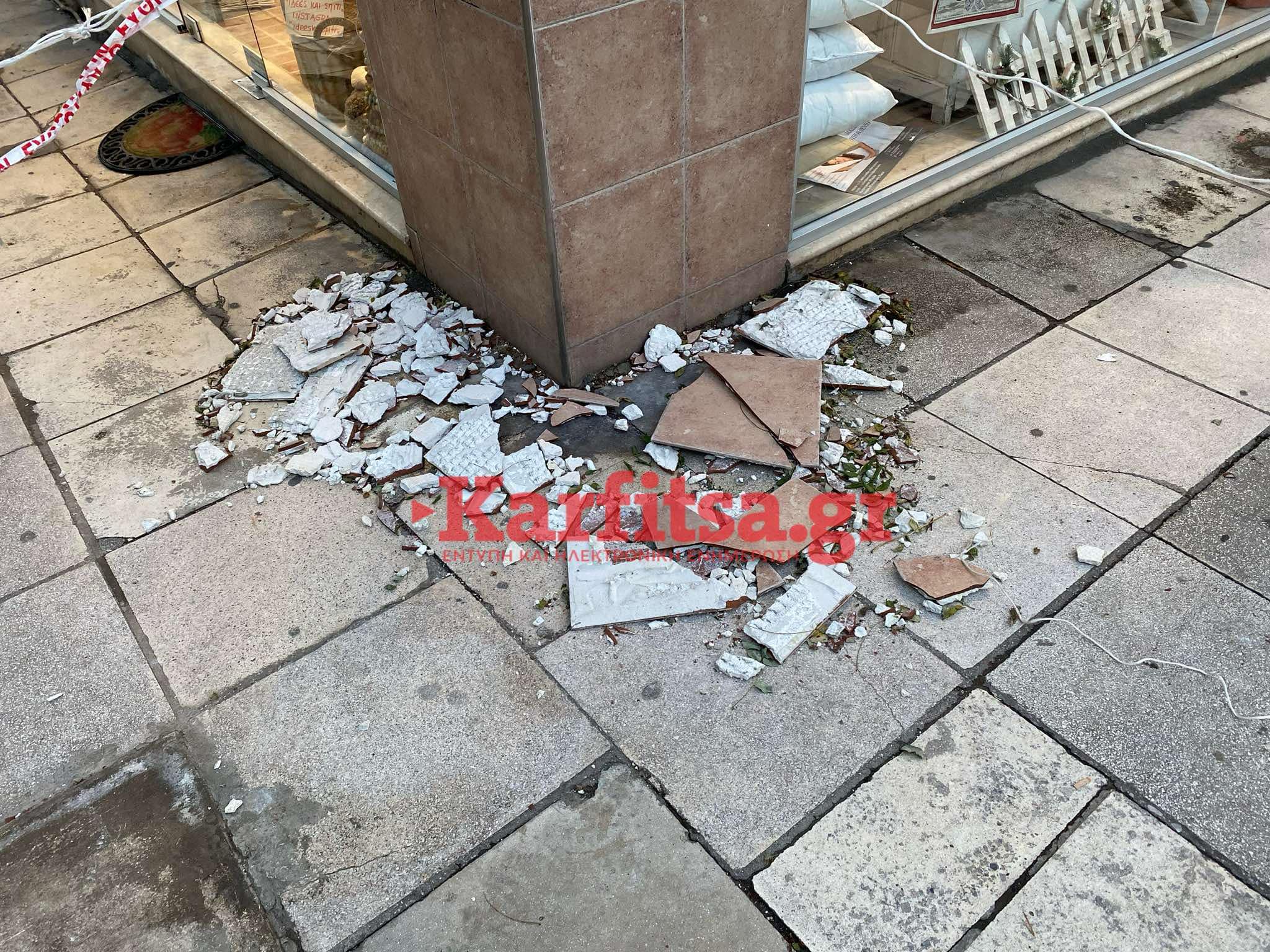 Προσοχή! Πέφτουν πλακάκια από μπαλκόνι πολυκατοικίας στο κέντρο της Θεσσαλονίκης (ΦΩΤΟ)