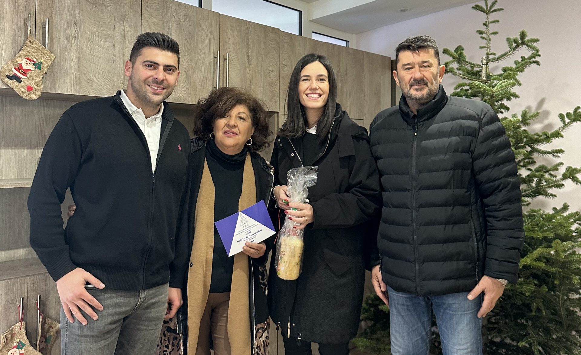 Χριστουγεννιάτικα δέντρα χάρισε η Νεφέλη Χατζηιωαννίδου (ΦΩΤΟ)