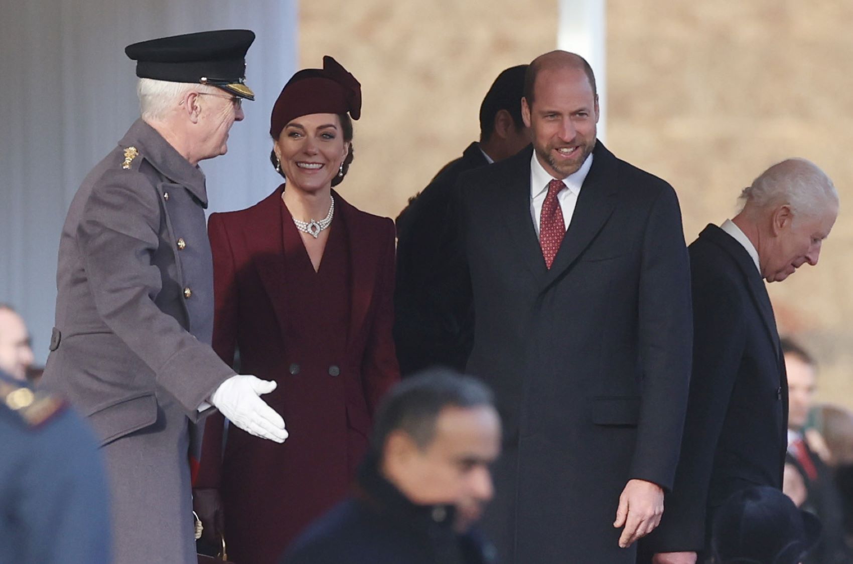 Η πριγκίπισσα Κέιτ με εμφάνιση εμπνευσμένη από το Κατάρ και κοσμήματα της Ελισάβετ Β’