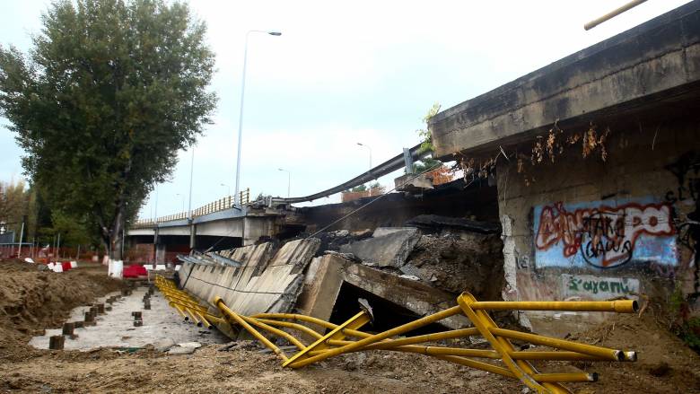 Στη Βουλή η κατάρρευση της γέφυρας