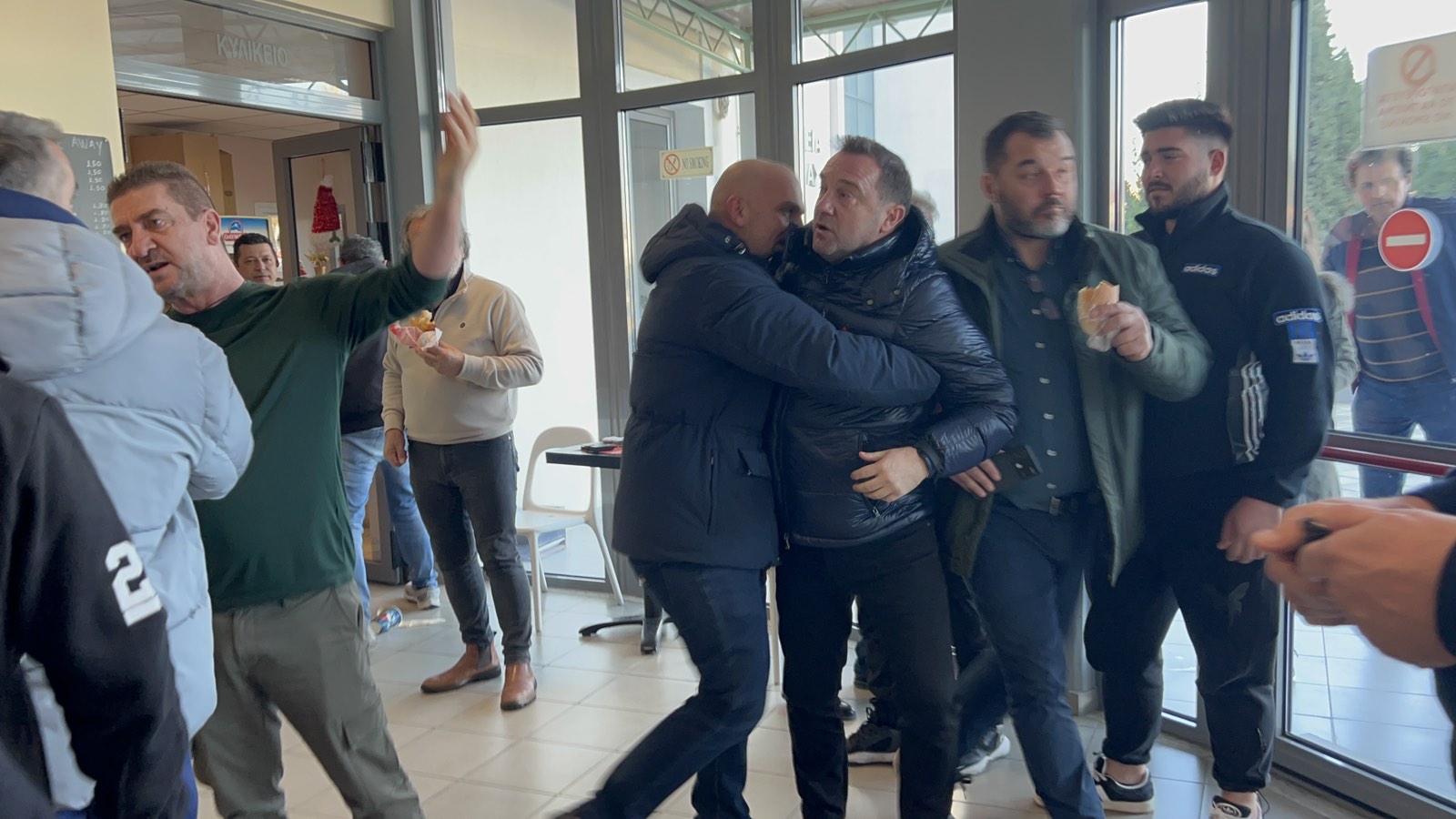 Άγρια επίθεση στον Αγοραστό από συγγενείς θυμάτων των Τεμπών (ΦΩΤΟ+Video)