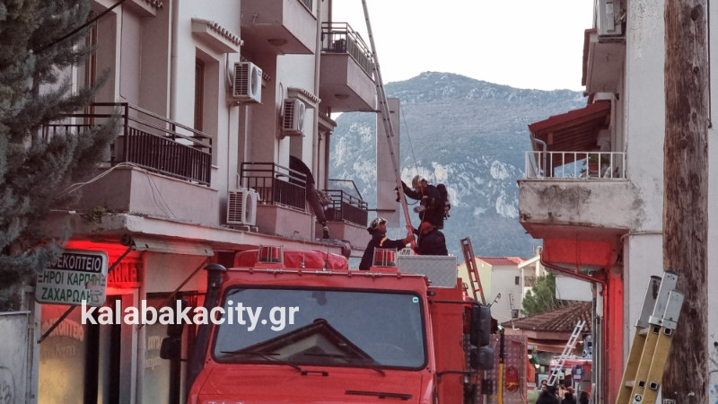 Μεγάλη φωτιά σε ξενοδοχείο της Καλαμπάκας – Νεκρός ο άνδρας που πήδηξε από μπαλκόνι για να σωθεί (ΦΩΤΟ+Video)