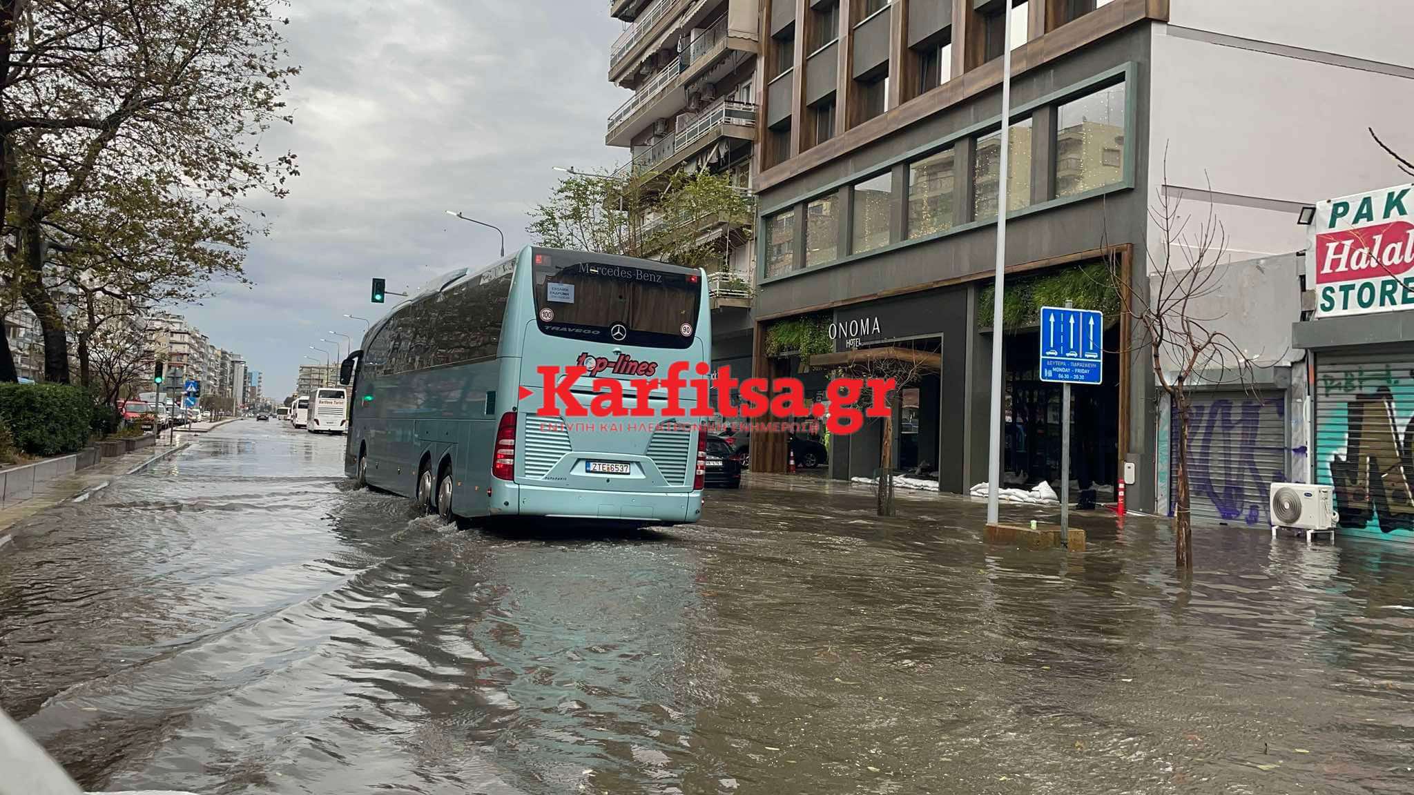 ΤΩΡΑ-Θεσσαλονίκη: Μια τεράστια γούρνα η Μοναστηρίου – Πλημμύρισε ο δρόμος (ΦΩΤΟ+Video)