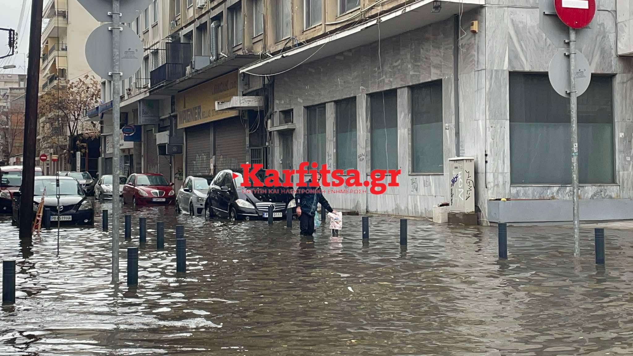 ΤΩΡΑ-Θεσσαλονίκη: Μια τεράστια γούρνα η Μοναστηρίου – Πλημμύρισε ο δρόμος (ΦΩΤΟ+Video)