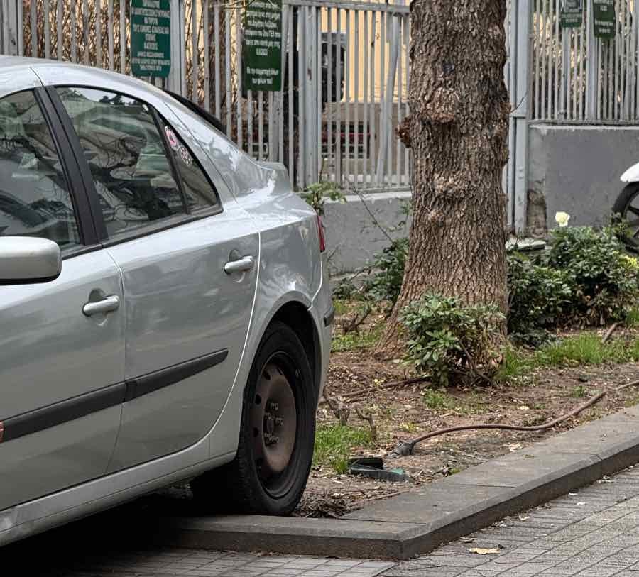 Θεσσαλονίκη: Γνωστός πεζόδρομος στο έλεος των παράνομων σταθμευμένων οχημάτων στο κέντρο (ΦΩΤΟ)
