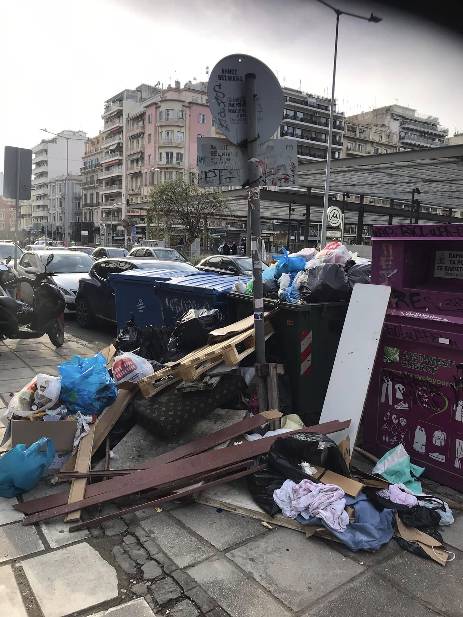 Μόνιμη χωματερή δίπλα σε σταθμό του Μετρό Θεσσαλονίκης (ΦΩΤΟ)