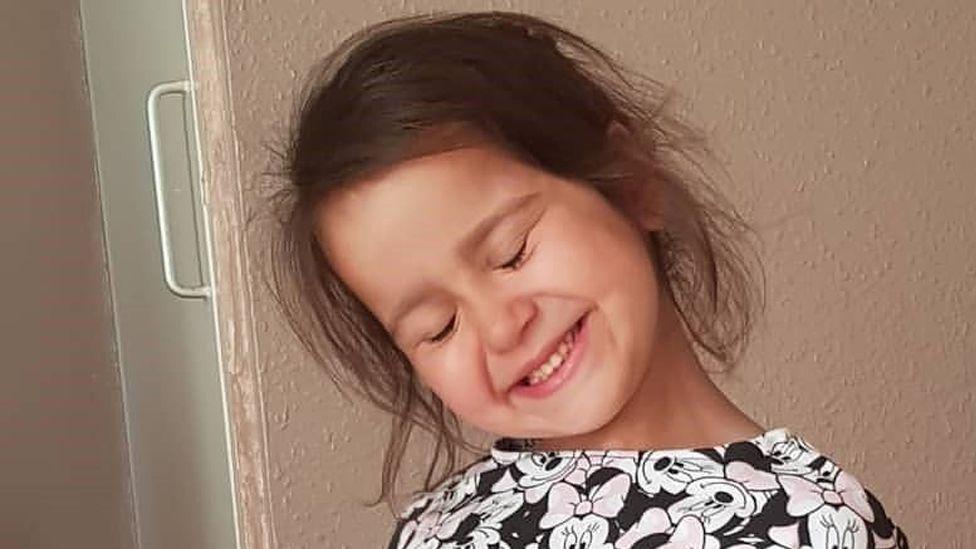 Βρετανία: Ένοχοι για τη δολοφονία της μικρής Σάρα κρίθηκαν ο πατέρας και η μητριά της