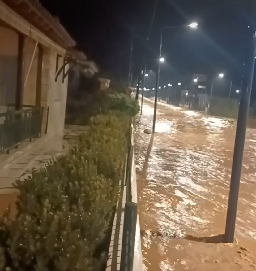 Χαλκιδική: Ποτάμια οι δρόμοι στην Πορταριά και στα Νέα Πλάγια από τη νεροποντή (Video)