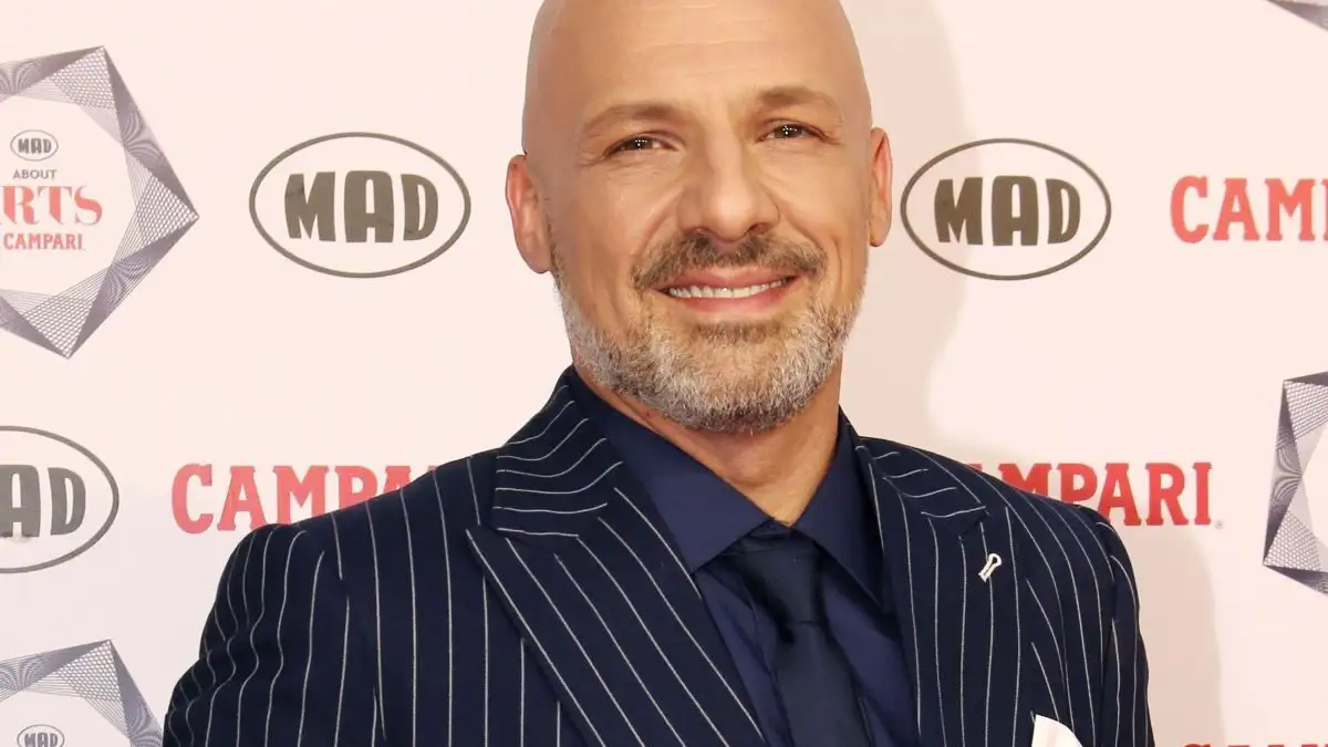 Νίκος Μουτσινάς: Η πρώτη μου φορά δεν ευδοκίμησε, ήταν με κοπέλα, γι’ αυτό (Video)