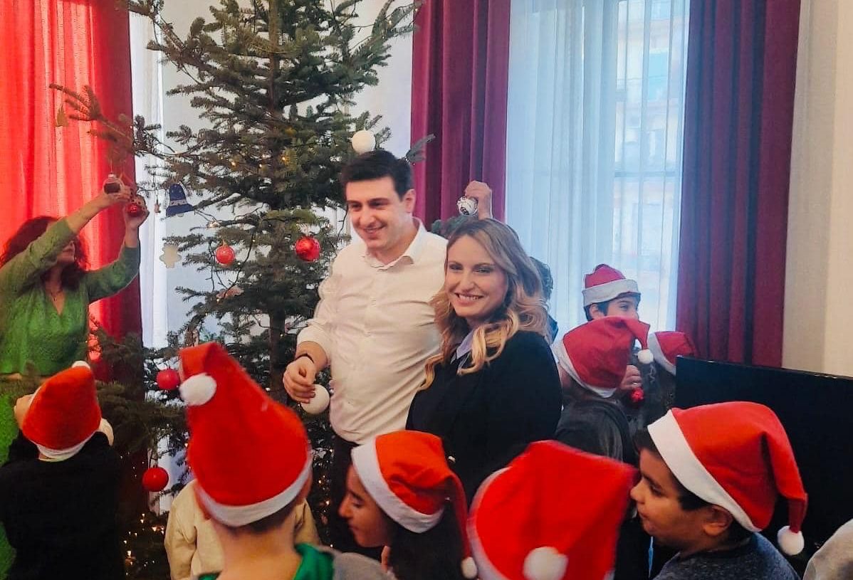 Ποιοι στόλισαν το Χριστουγεννιάτικο δέντρο του γραφείου του πρωθυπουργού στη Θεσσαλονίκη