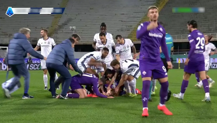 Παγκόσμιο σοκ: Η στιγμή που παίκτης της Φιορεντίνα καταρρέει στο γήπεδο (Video)