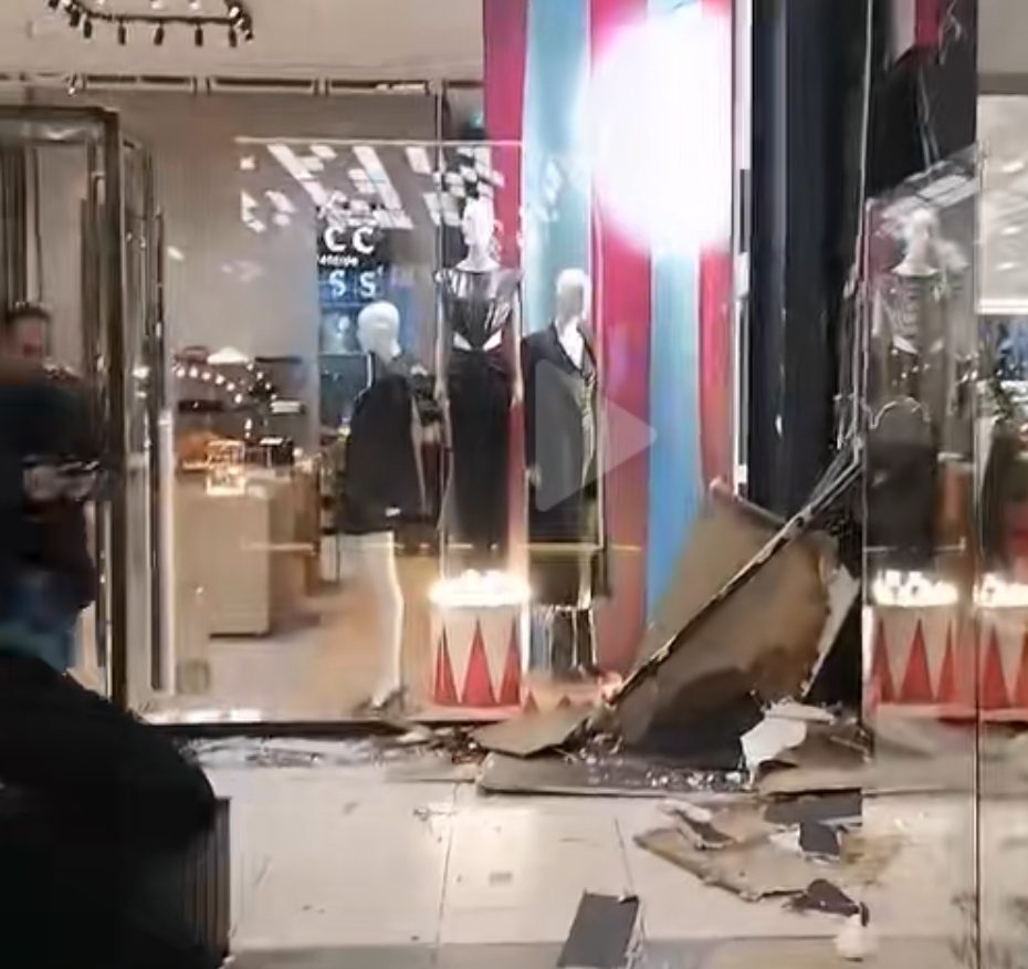 Θεσσαλονίκη: Έπεσε μέρος της οροφής του Mediterranean Cosmos (Video)