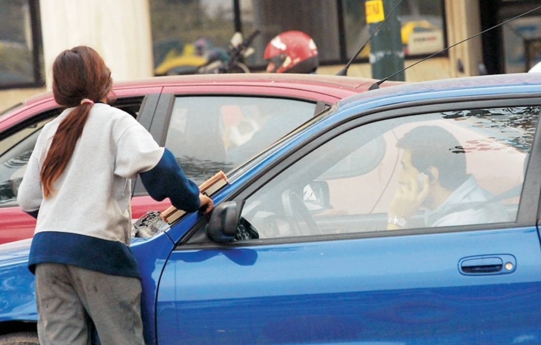 Πώς συμμορίες Ρομά θησαυρίζουν από τα πιτσιρίκια που βγάζουν στη ζητιανιά (ΦΩΤΟ)