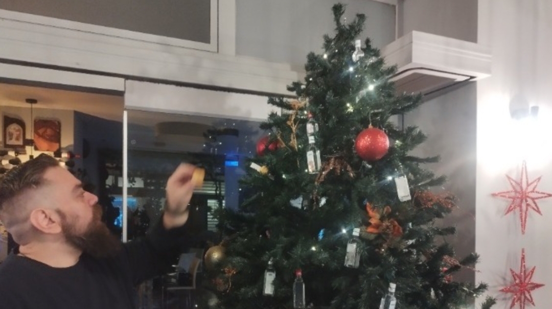 Θεσσαλονίκη: Ένα χριστουγεννιάτικο δέντρο αλλιώτικο από τα άλλα με ουζομεζέδες, μπικουτί και ζαρζαβατικά