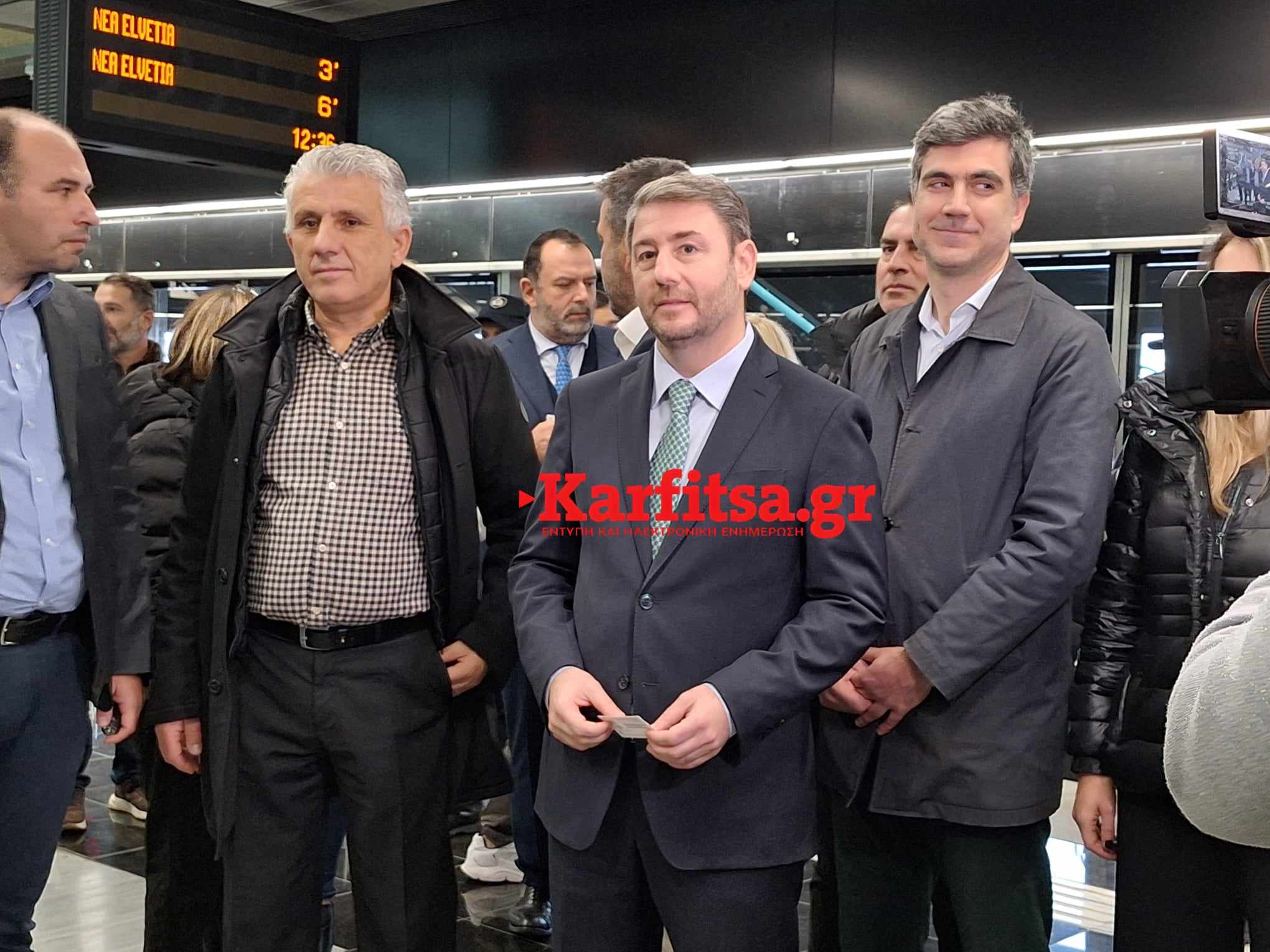 Με το εισιτήριο ανά χείρας στο μετρό Θεσσαλονίκης ο Νίκος Ανδρουλάκης (ΦΩΤΟ)