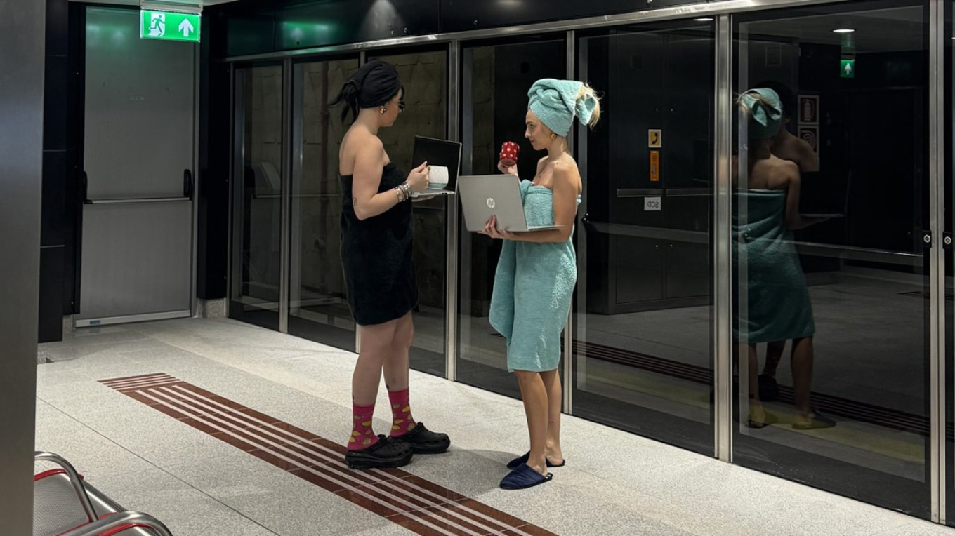 Βγήκαν στο μετρό της Θεσσαλονίκης με τα μπουρνούζια τους (ΦΩΤΟ)