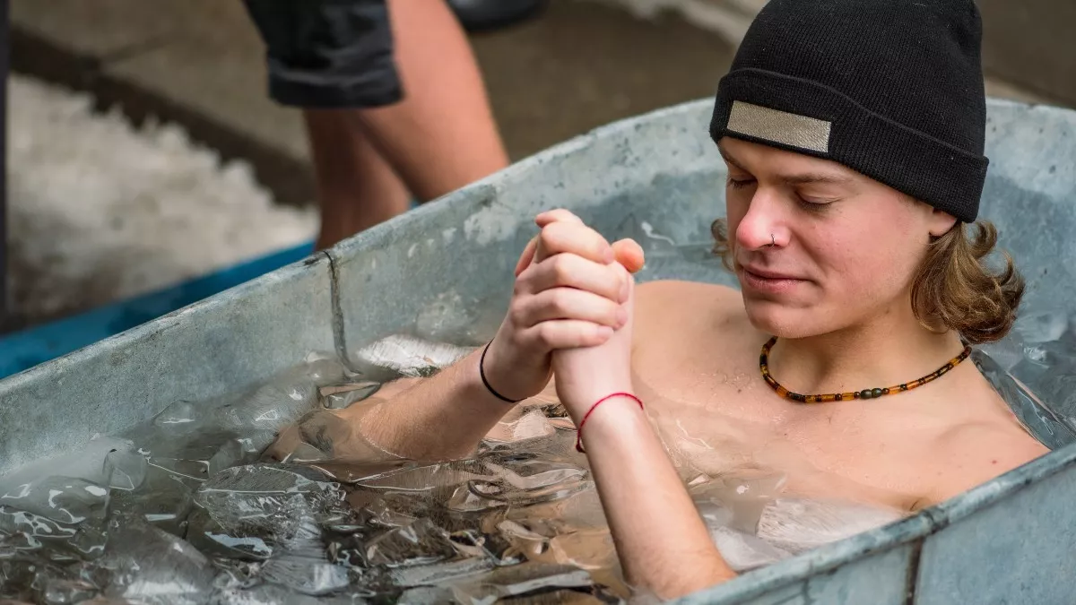 Παγωμένη βουτιά ή ζεστό μπάνιο: Τι ωφελεί περισσότερο τους πιασμένους μύες