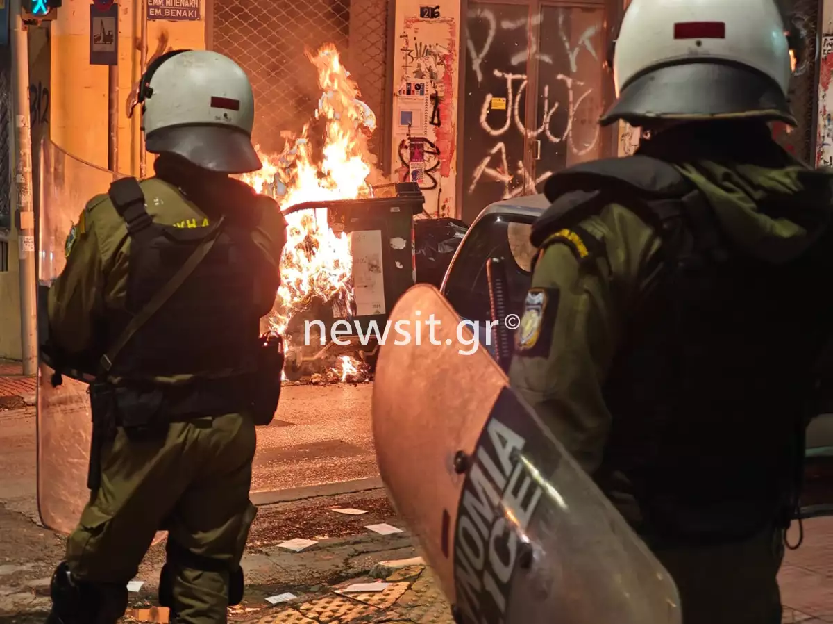 Αλέξανδρος Γρηγορόπουλος: Επεισόδια και μολότοφ στα Εξάρχεια μετά το τέλος της πορείας (ΦΩΤΟ)