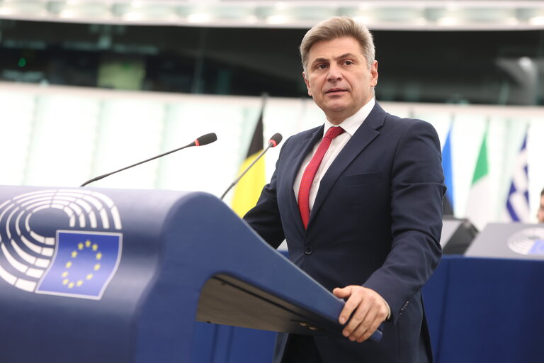 Ν. Φαραντούρης: Προτείνω την Λούκα Κατσέλη για Πρόεδρο της Δημοκρατίας (Video)